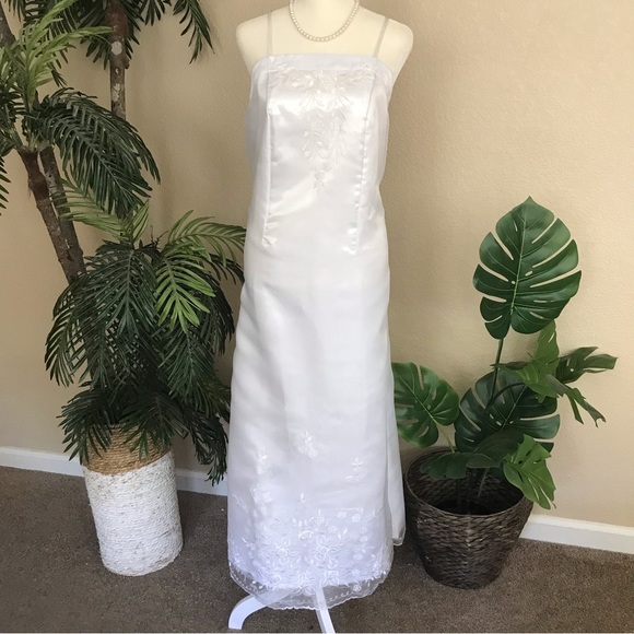 Beautiful White Maria Clara Filipiniana gown with classic embroidery, 3 pcs. Set - Picture 10 of 17